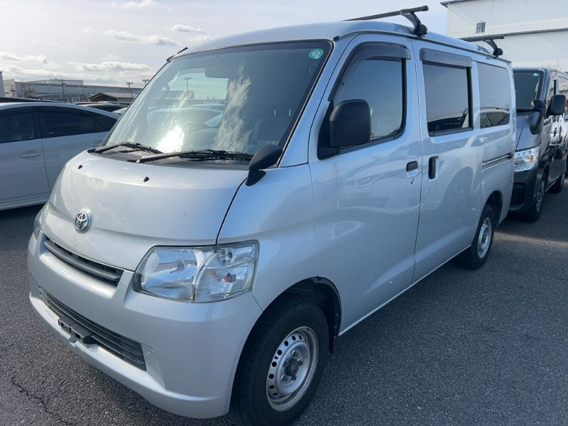  30333 TOYOTA REGIUS  2017  