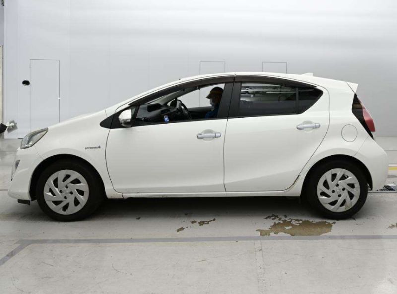  30956  TOYOTA AQUA  2016  