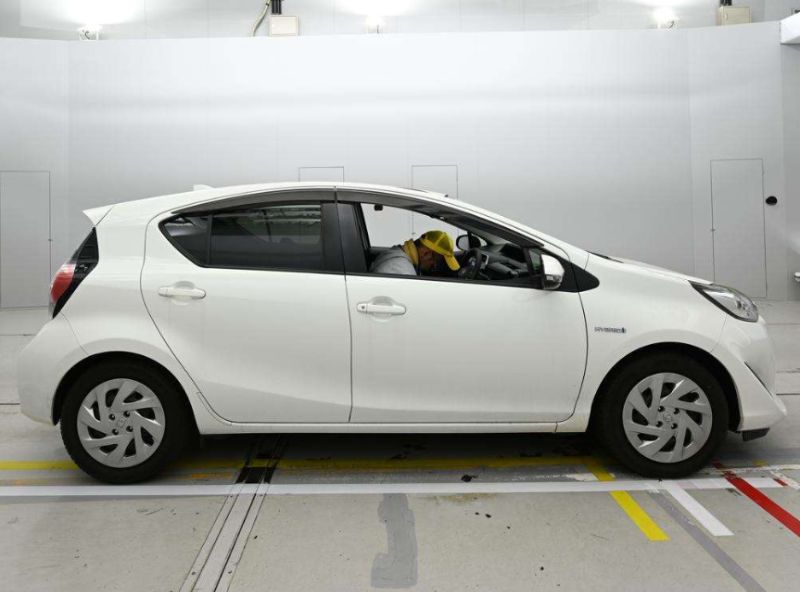  30957  TOYOTA AQUA  2017  