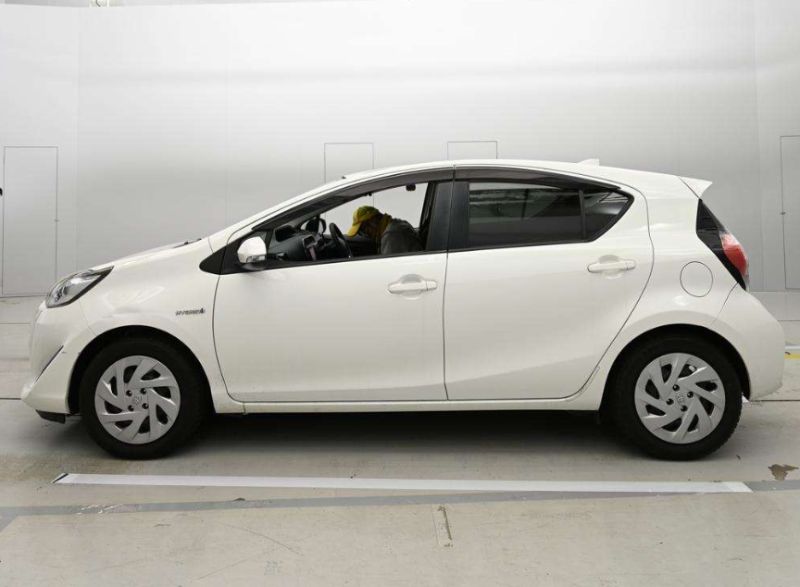  30957  TOYOTA AQUA  2017  