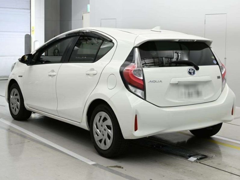  30957  TOYOTA AQUA  2017  