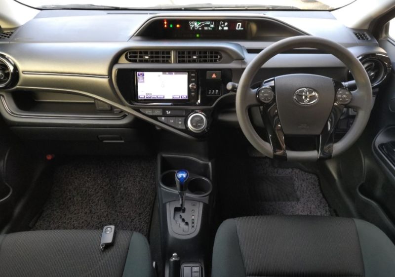  31032  TOYOTA AQUA  2017  