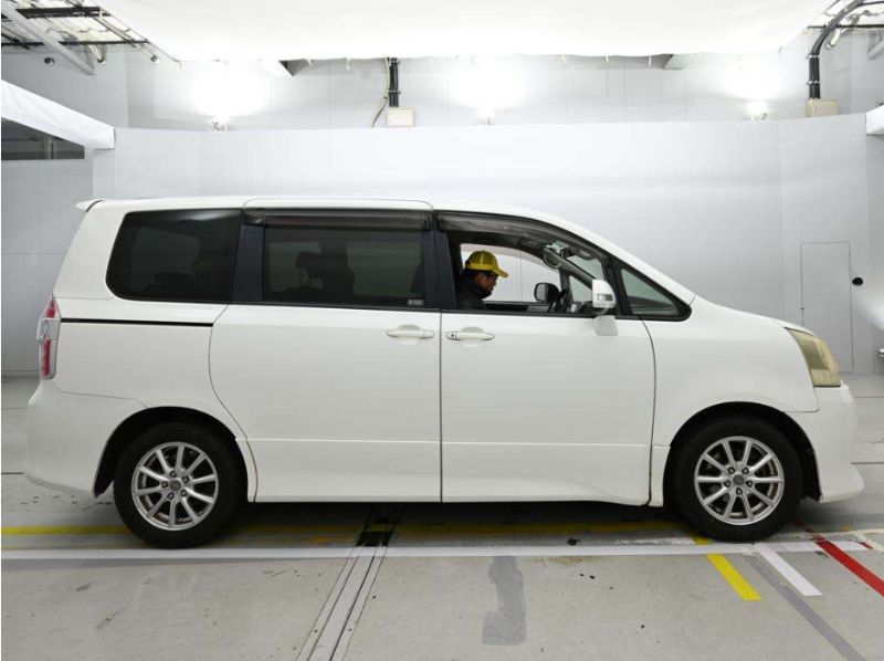 31037  TOYOTA NOAH  2009  