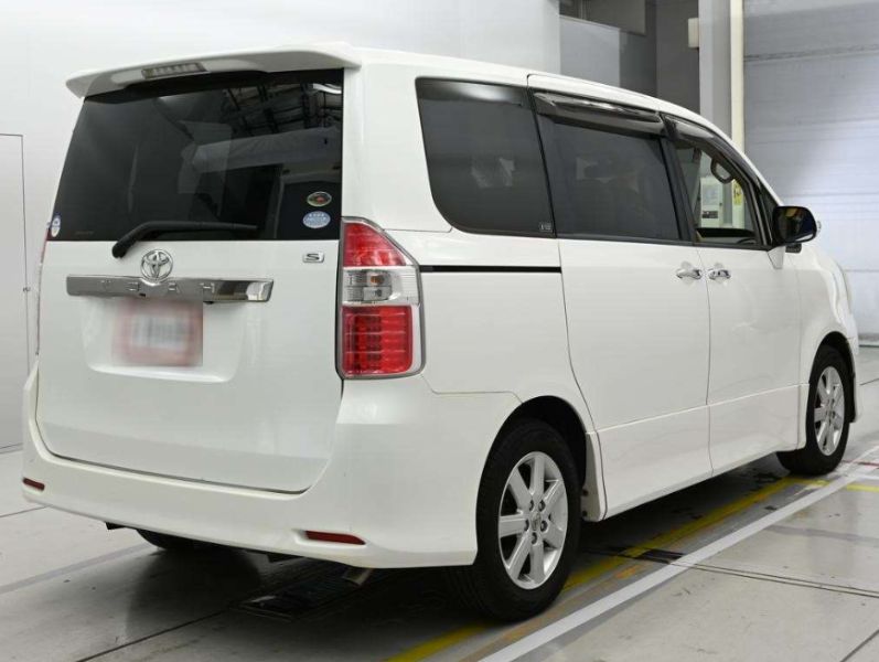  31040  TOYOTA NOAH  2009  
