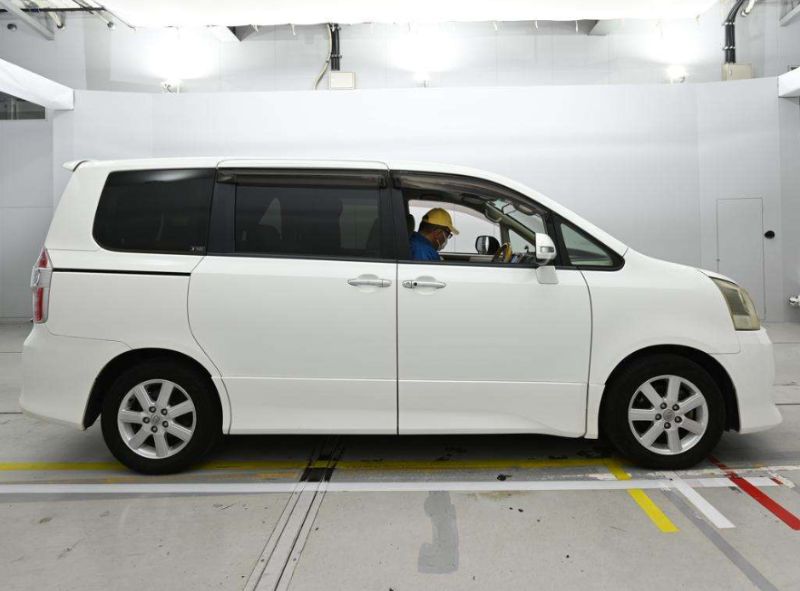 31040  TOYOTA NOAH  2009  