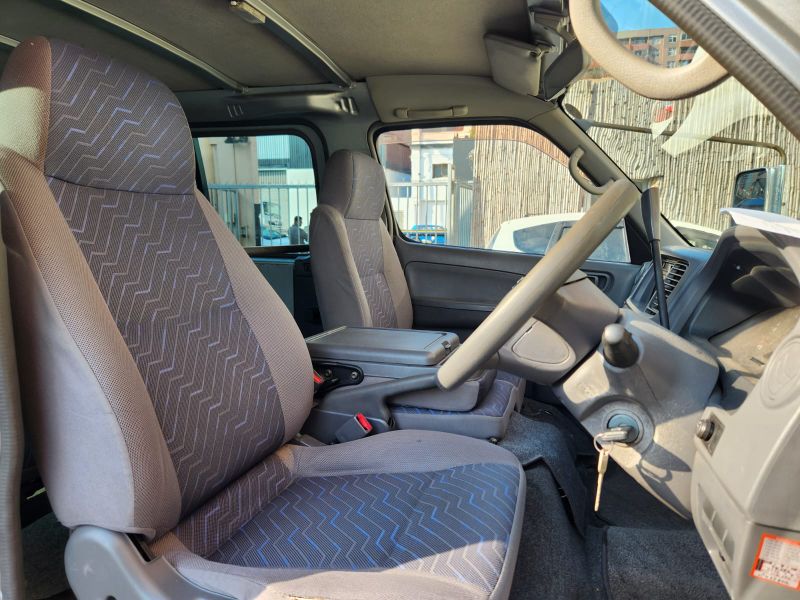  31104  NISSAN CARAVAN  2003  