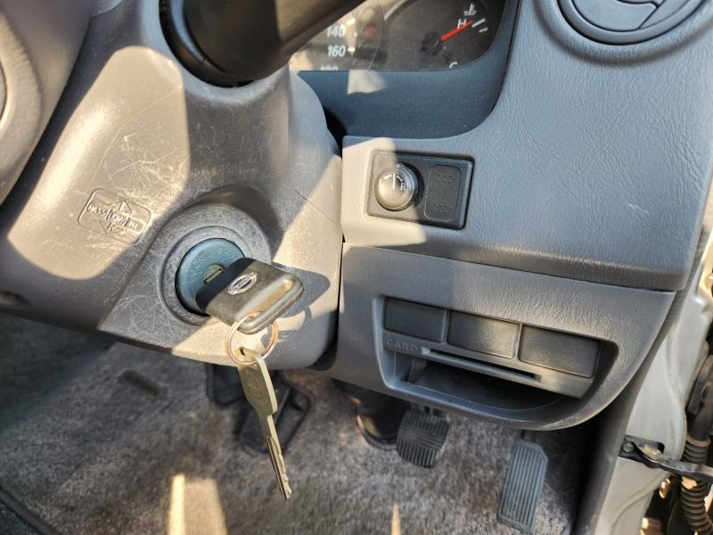  31104  NISSAN CARAVAN  2003  