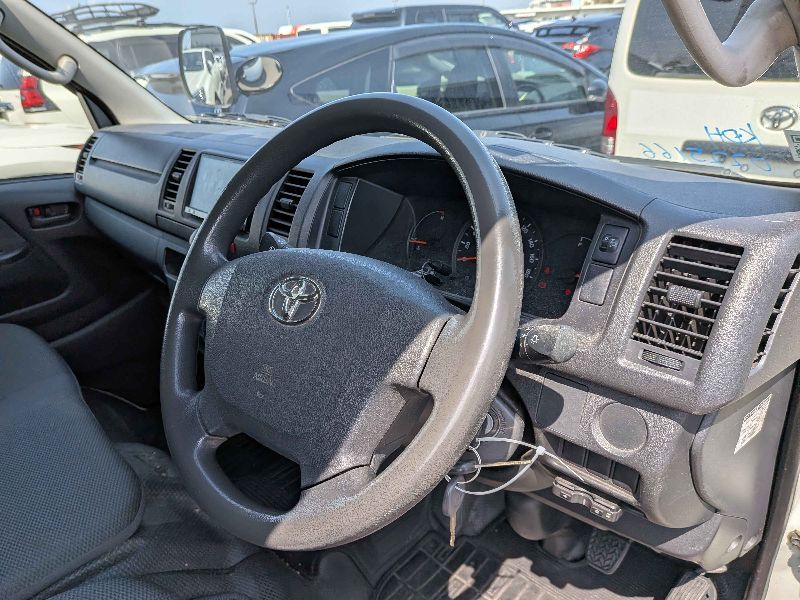  31184  TOYOTA HIACE  2017  