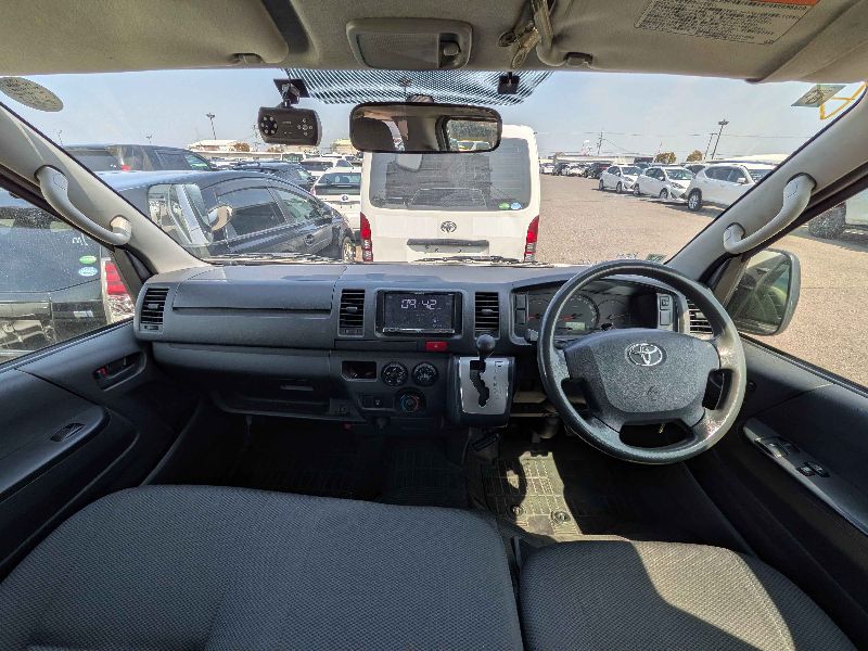  31184  TOYOTA HIACE  2017  