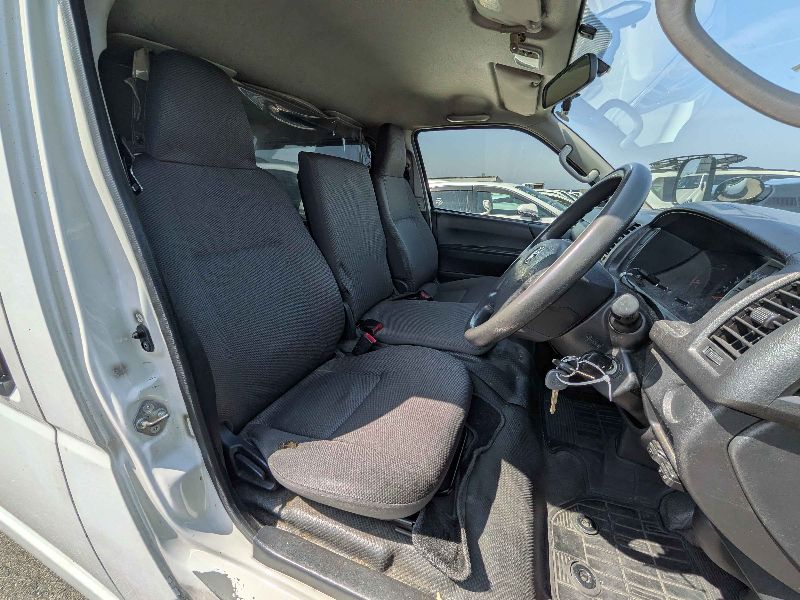  31184  TOYOTA HIACE  2017  