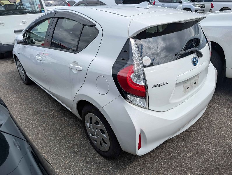  31208  TOYOTA AQUA  2018  