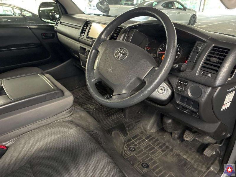  31209  TOYOTA HIACE  2017  