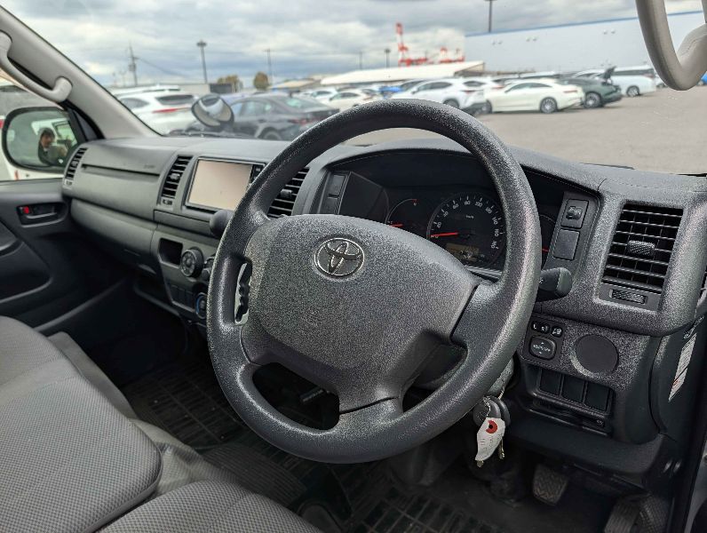  31209  TOYOTA HIACE  2017  