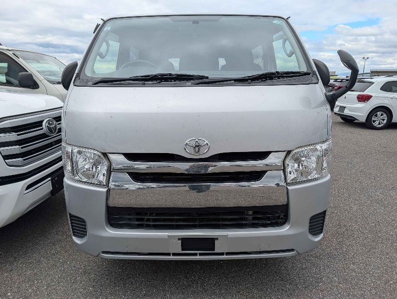  31209  TOYOTA HIACE  2017  