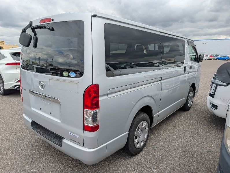  31209  TOYOTA HIACE  2017  