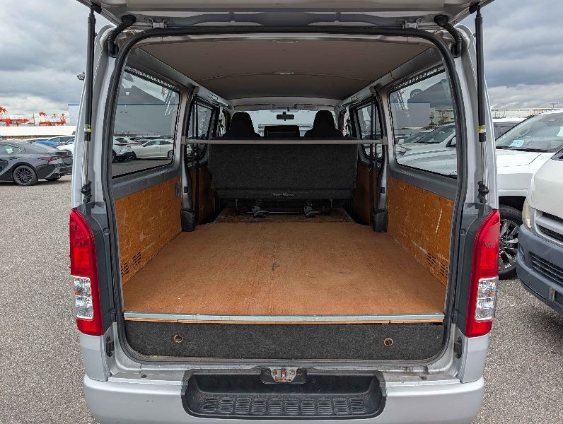 31209  TOYOTA HIACE  2017  