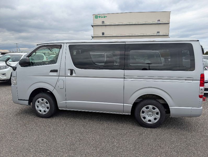  31209  TOYOTA HIACE  2017  