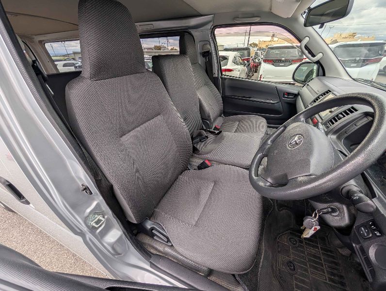  31209  TOYOTA HIACE  2017  