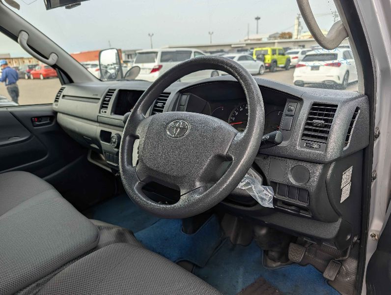  31210  TOYOTA HIACE  2017  