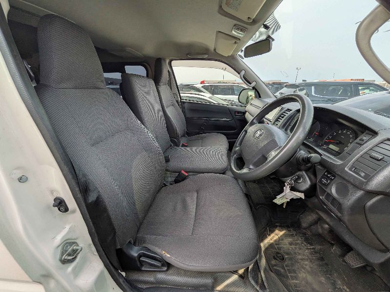 31211  TOYOTA HIACE  2017  
