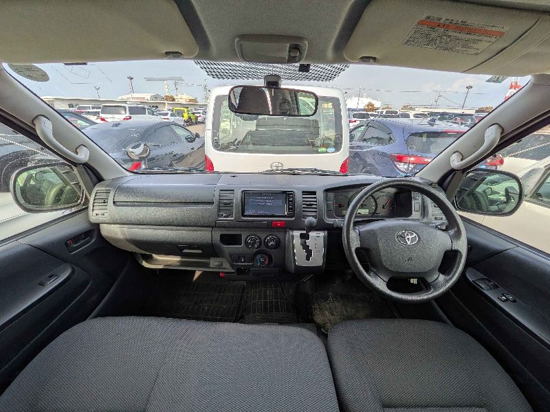  31211  TOYOTA HIACE  2017  