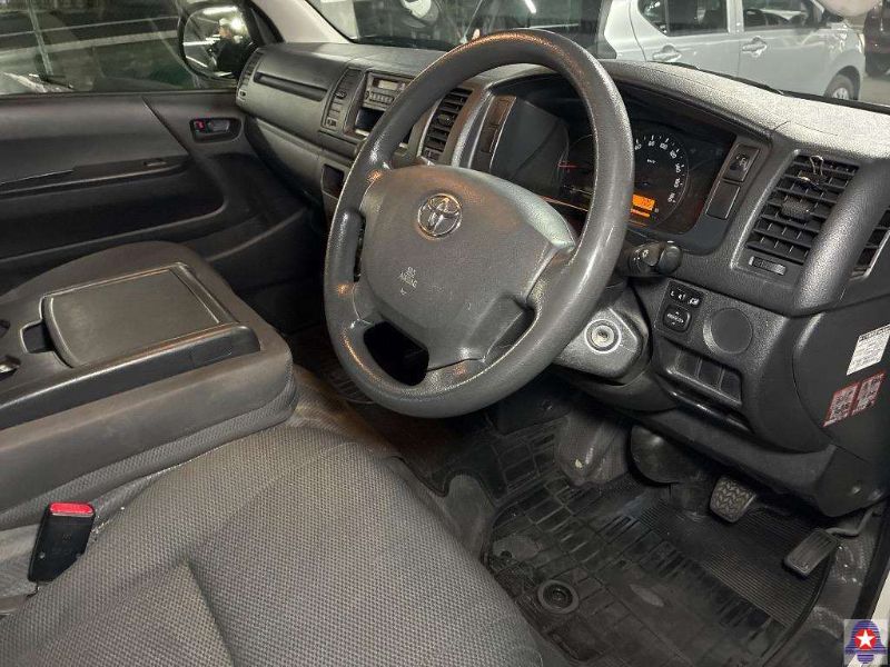  31213  TOYOTA HIACE  2016  