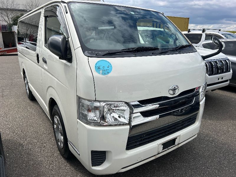  31213  TOYOTA HIACE  2016 