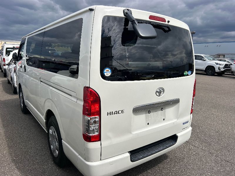  31213  TOYOTA HIACE  2016  