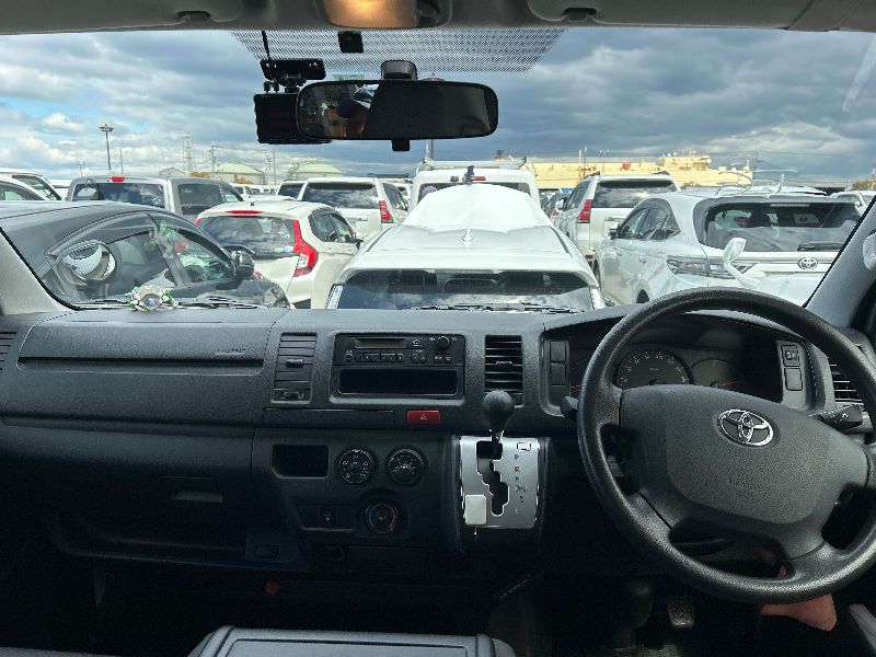  31213  TOYOTA HIACE  2016  