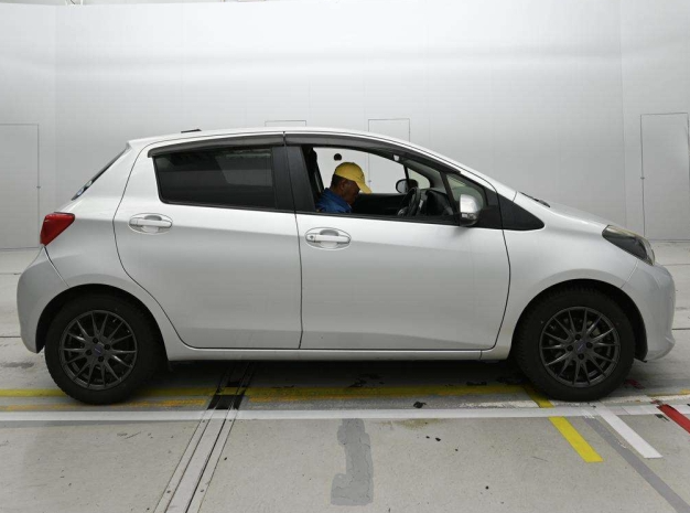  31221  TOYOTA VITZ  2017  
