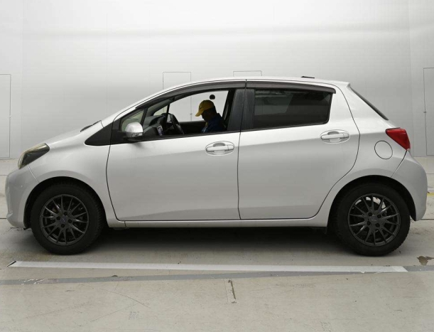  31221  TOYOTA VITZ  2017  