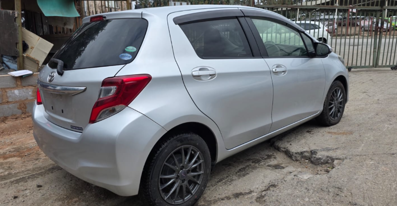 31221  TOYOTA VITZ  2017  