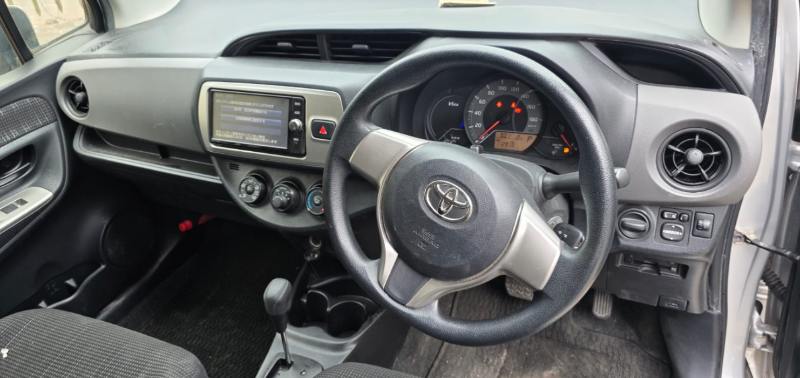  31221  TOYOTA VITZ  2017  