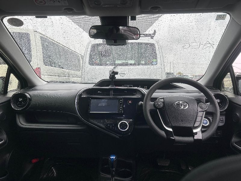  31290  TOYOTA AQUA  2017  
