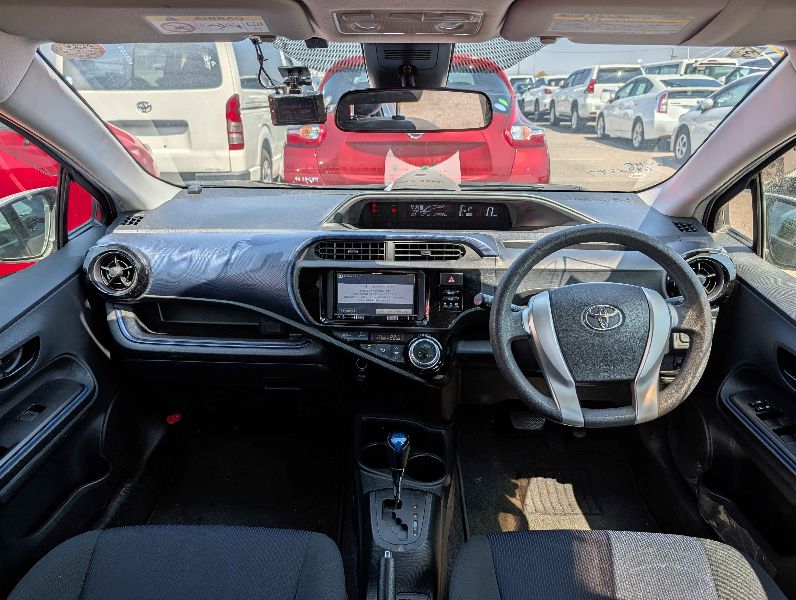  31313  TOYOTA AQUA  2017  