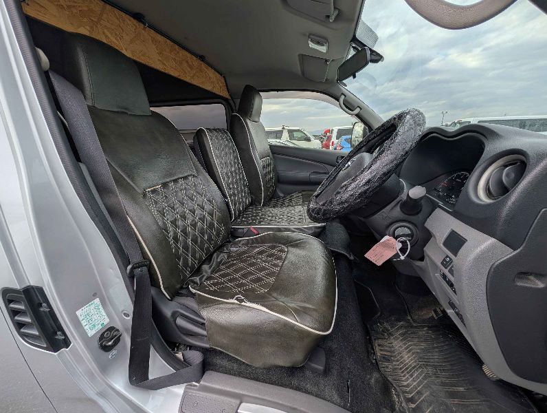  31323  NISSAN CARAVAN  2017  