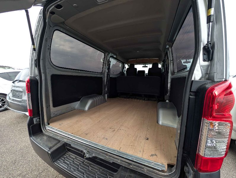  31323  NISSAN CARAVAN  2017  