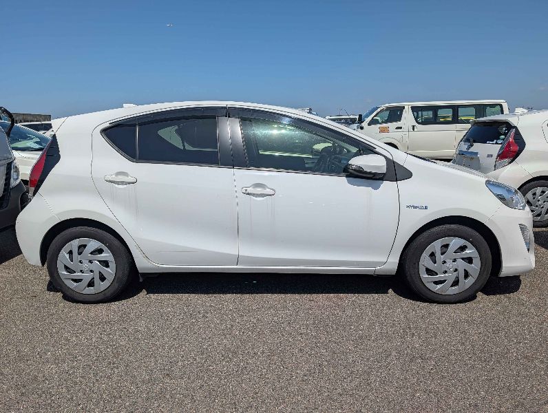  31381  TOYOTA AQUA  2017  