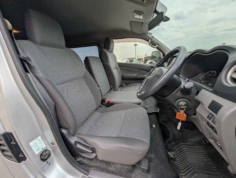 31386  NISSAN CARAVAN  2017  