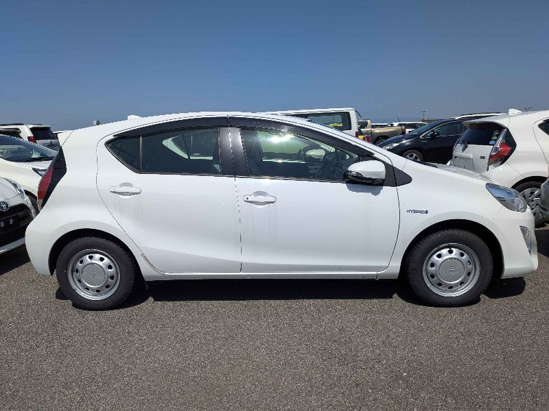  31402  TOYOTA AQUA  2017  