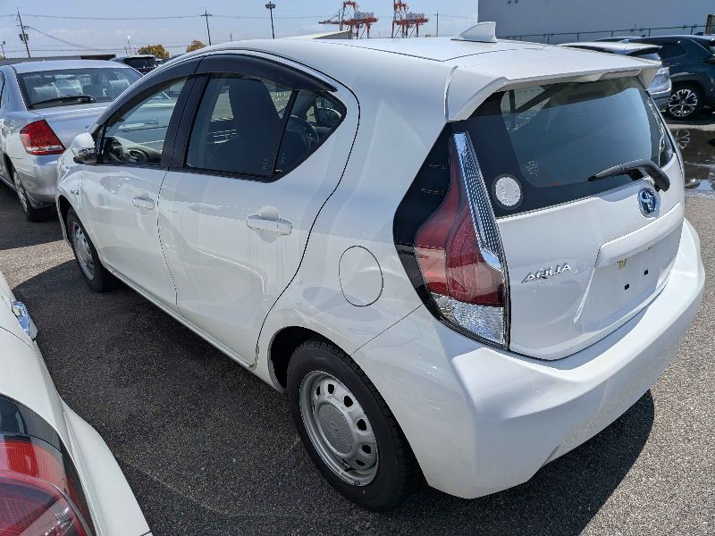  31402  TOYOTA AQUA  2017  