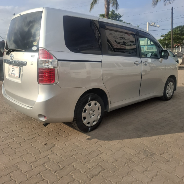 31422  TOYOTA NOAH  2009  