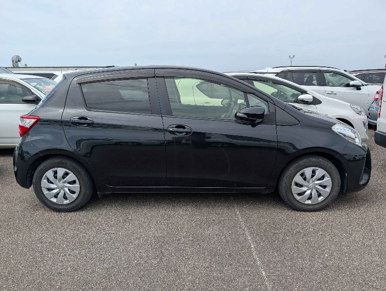  31477  TOYOTA VITZ  2017  