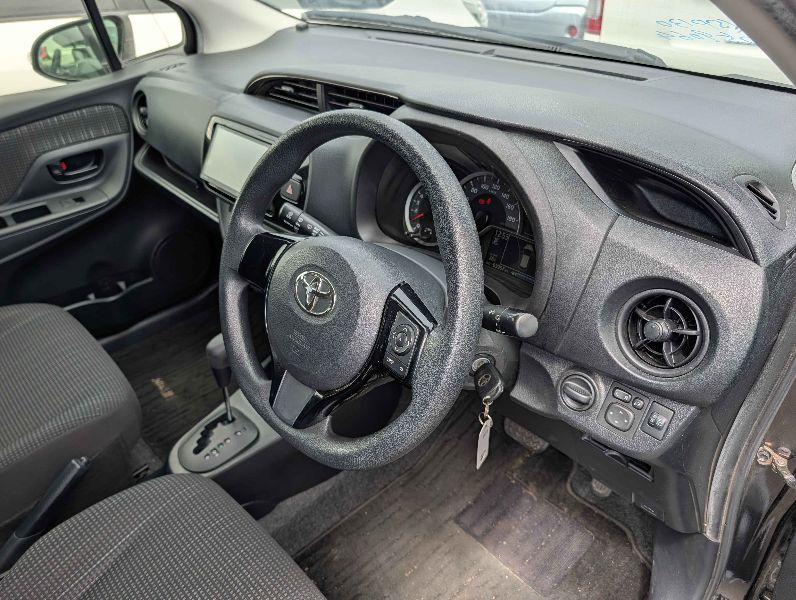  31477  TOYOTA VITZ  2017  
