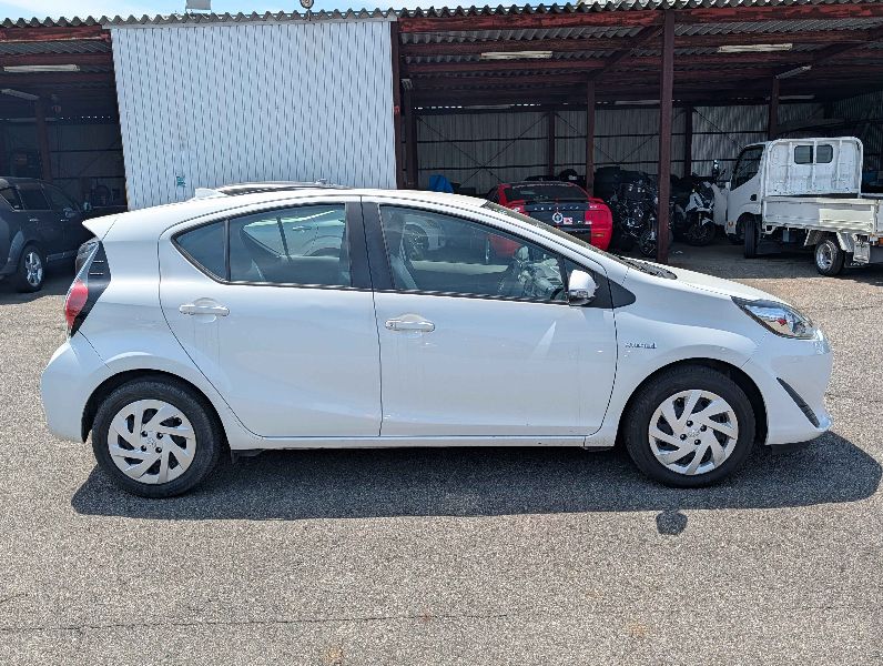  31483  TOYOTA AQUA  2017  