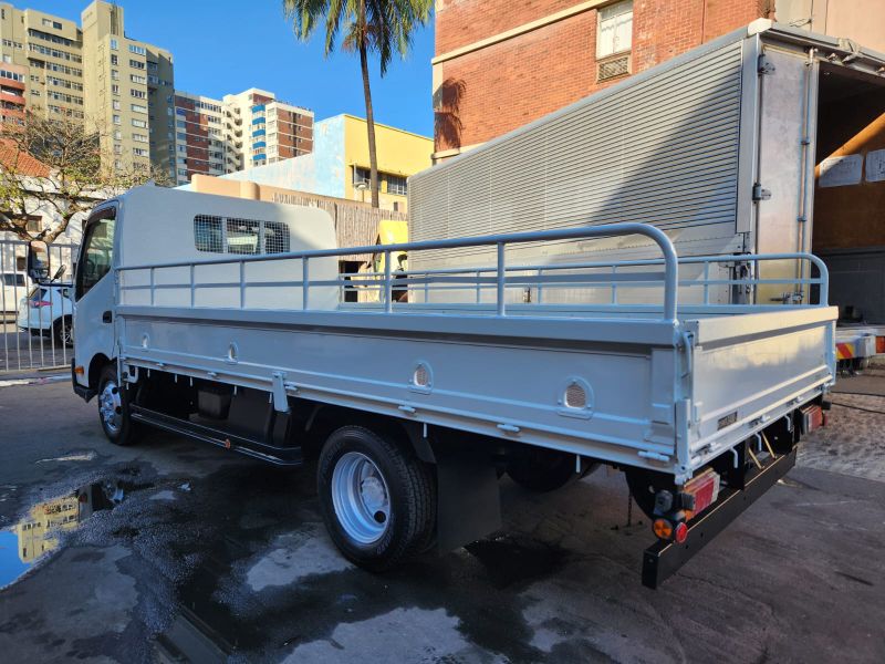  31486  TOYOTA DYNA  2015  