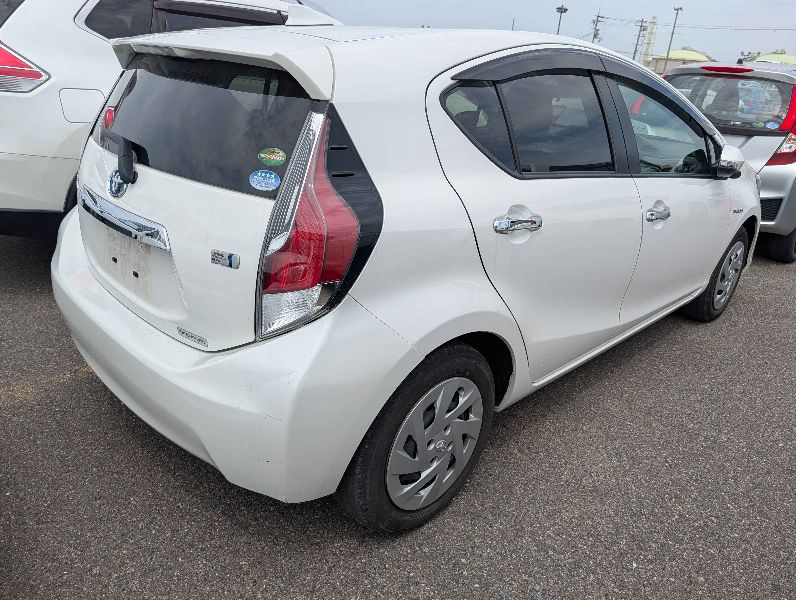  31492  TOYOTA AQUA  2017  