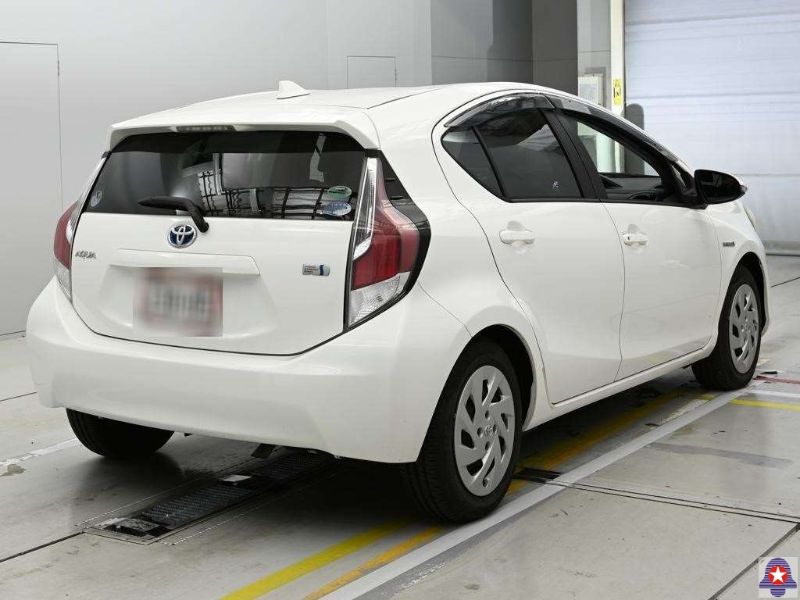  31501  TOYOTA AQUA  2017  
