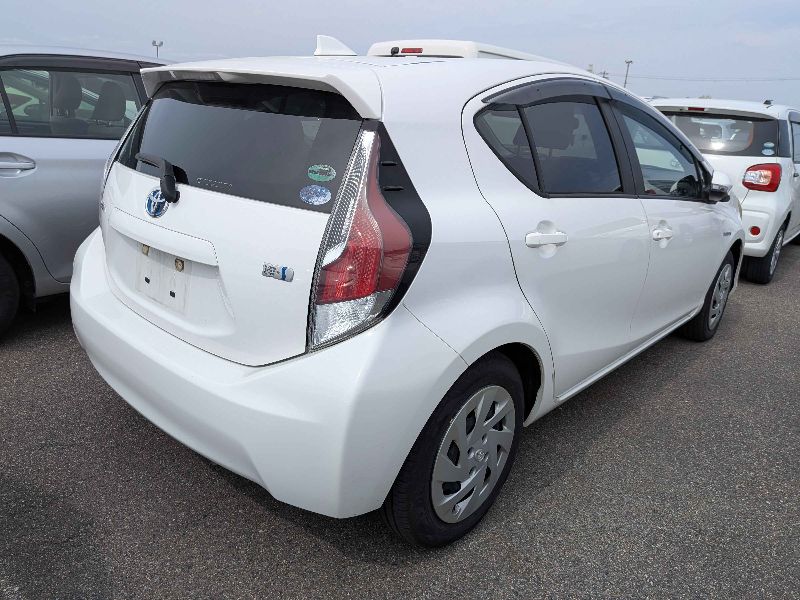  31501  TOYOTA AQUA  2017  