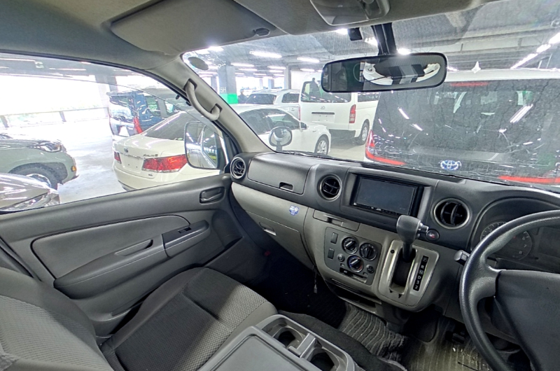  31516  NISSAN CARAVAN  2017  